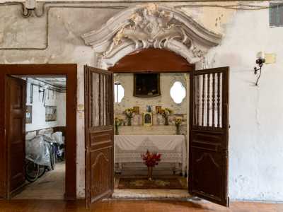Il tempietto � introdotto da un frontone in tufo curvilineo finemente decorato purtroppo sbriciolato in pi� parti